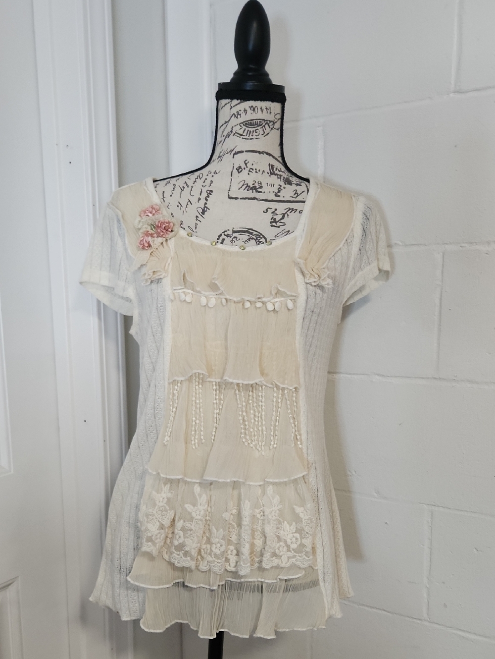 Vandana Cream Floral Ruffle Layered Short Sleeve Women’s Top EUC Size Medium